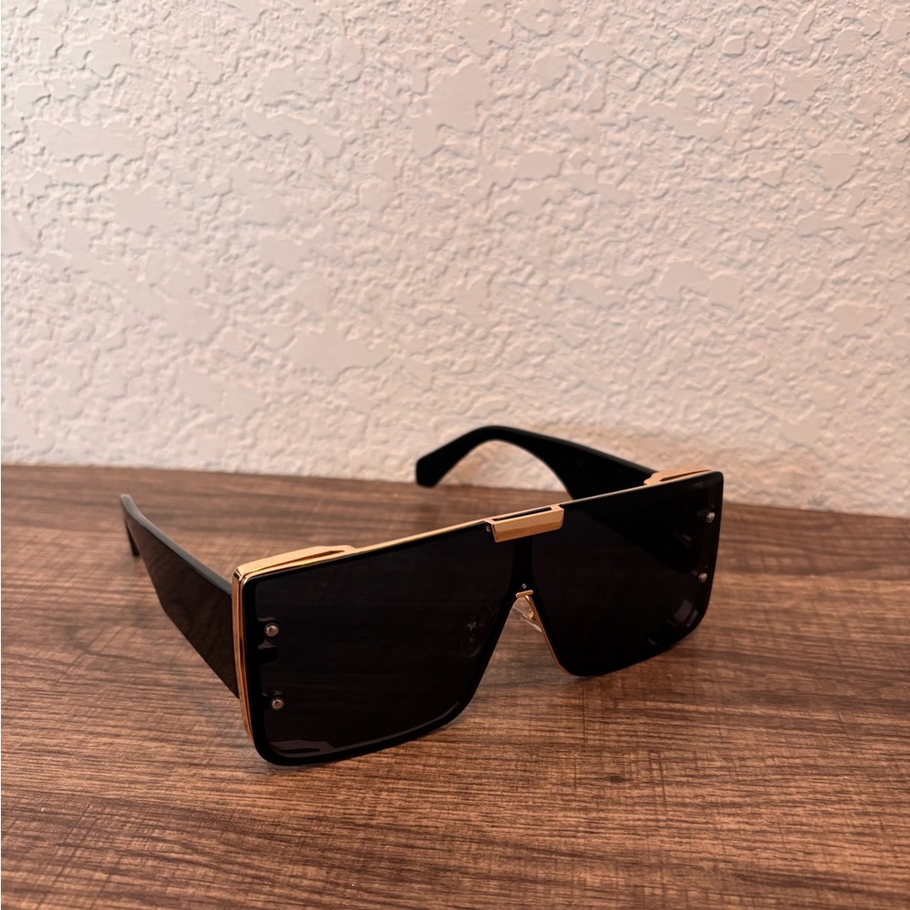 Oversized Shield Sunglasses with Gold Accent – Black Frame Unisex